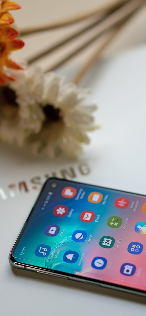 草料 App 表单码填写界面截图，手机屏幕上是一个巡检登记表单，包含温度输入框、拍照上传按钮和位置确认项，底部是醒目的提交按钮
